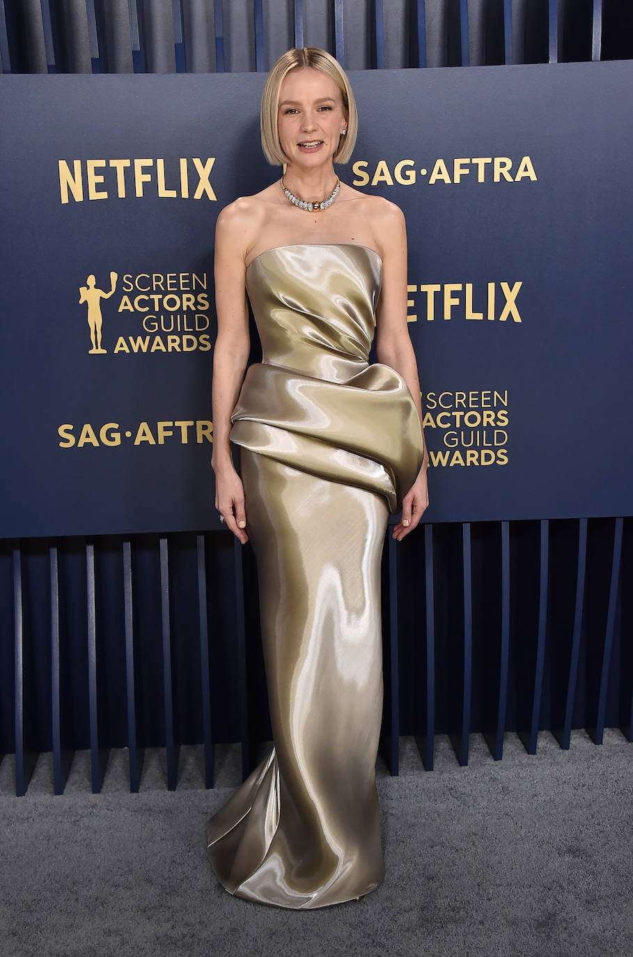 Carey Mulligan con vestido dorado de Armani Privé.