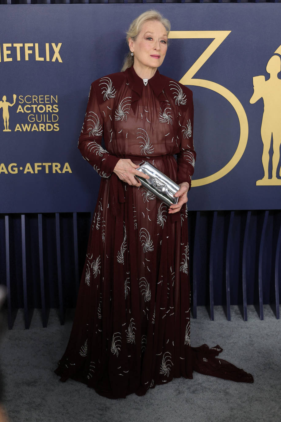 Meryl Streep fue una de las encargadas de presentar la gala, rememorando un gran reencuentro junto a sus compañeras de 'El diablo se viste de Prada'. Para la ocasión, la actriz escogió precisamente un diseño camisero con transparencias y brillos de la firma Prada. 