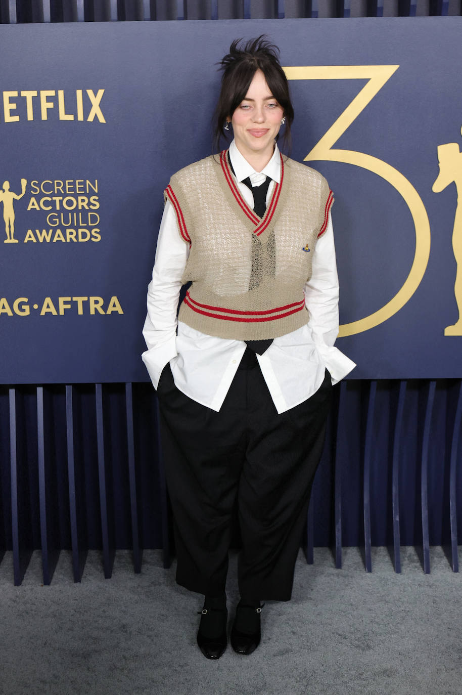 La cantante Billie Eilish escogió un peculiar look de Vivienne Westwood.