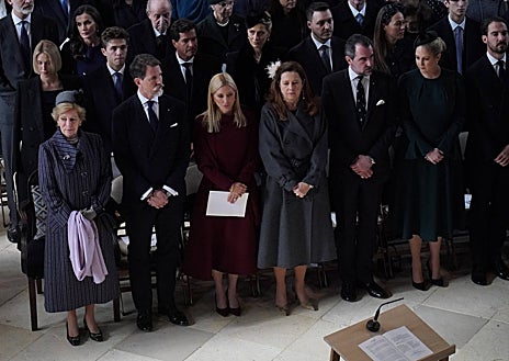 Imagen secundaria 1 - La Reina Camilia con gran sombrero y traje de raya diplomática; la Familia Real griega con Ana María, que eligió abrigo de raya diplomático, Marie-Chantal con vestido en color burdeos, y Alexia de Grecia con abrigo gris y flor blanca; y las infantas Cristina y Elena. 