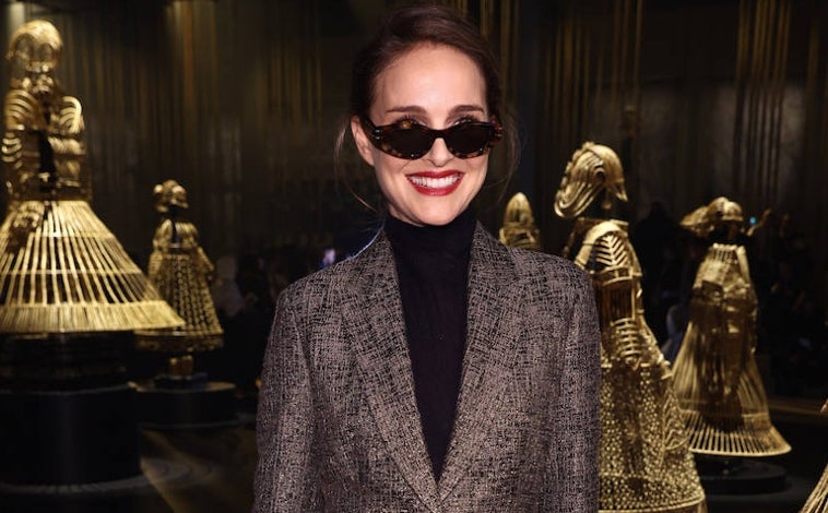 Imagen principal - La actriz Natalie Portman en el desfile de Dior, celebrado hace unos días en París. Gafas de sol modelo Isabela, fabricadas con materiales reciclados de Miller and Marc (84€)