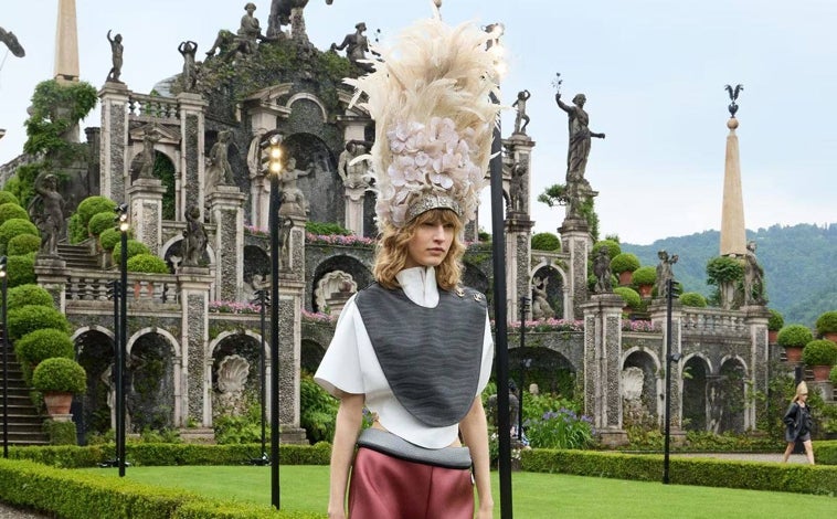 Imagen principal - El desfile Louis Vuitton Crucero 2024 desde Isola Bella, en el lago Maggiore de Italia.