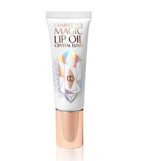 Charlotte's Magic Lip Oil Crystal Elixir de Charlotte Tilbury (35 euros): bálsamo labial de día; mascarilla labial de noche. El aceite labial de Charlotte Tilbury está enriquecido con ingredientes que hidratan, suavizan y mejoran el aspecto de los labios. Entre ellos están el extracto de hoja de Swertia, que reduce la apariencia de las arrugas de alrededor de la boca; extractos de plantas adaptógenas, como la hoja de la planta reviviscente para mantener la hidratación; Sqisandryl™ para dar a los labios un aspecto más voluminoso; y ácido hialurónico para aportarles hidratación al instante.