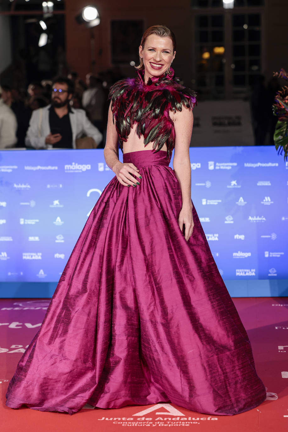 La actriz Aida Ballmann con un llamativo conjunto de falda y top de plumas.