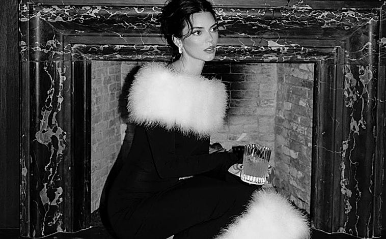 Imagen principal - La tendencia 'Mob Wife', repleta de abrigos de pelo y 'animal print'.