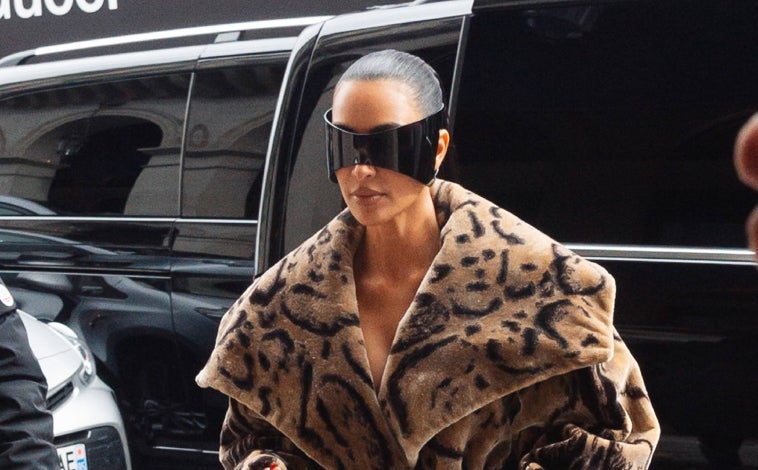 Imagen principal - Kim Kardashian con abrigo y gafas de Balenciaga y vestido de encaje, también de la firma y Sita Abellán antes de entrar en el desfile de Vivienne Westwood en París