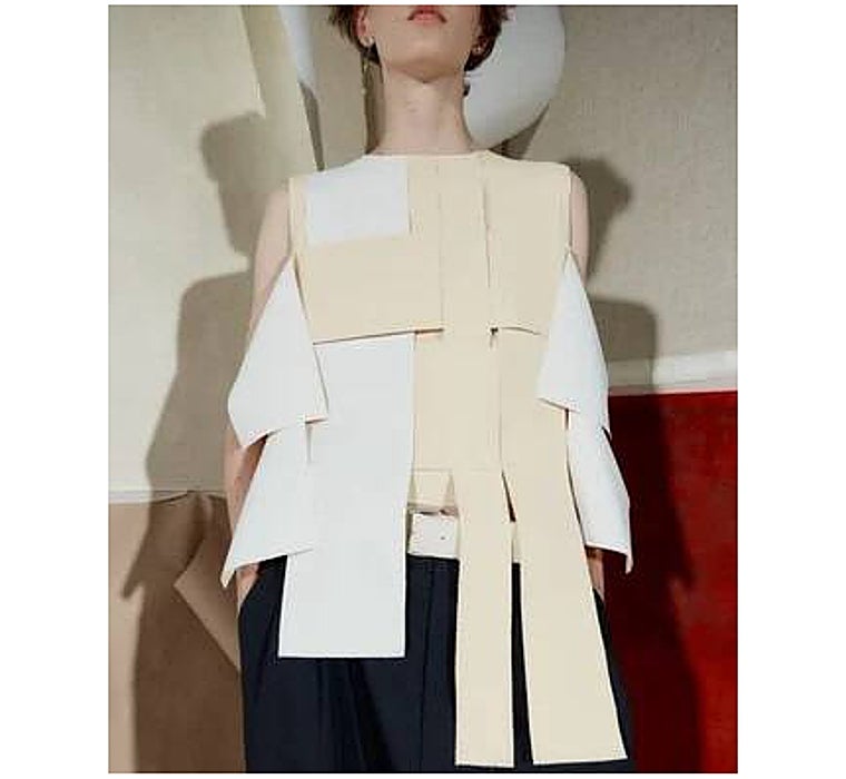 La blusa que ha lucido Doña Letizia en ARCO es una original pieza de la firma española Adolfo Domínguez.