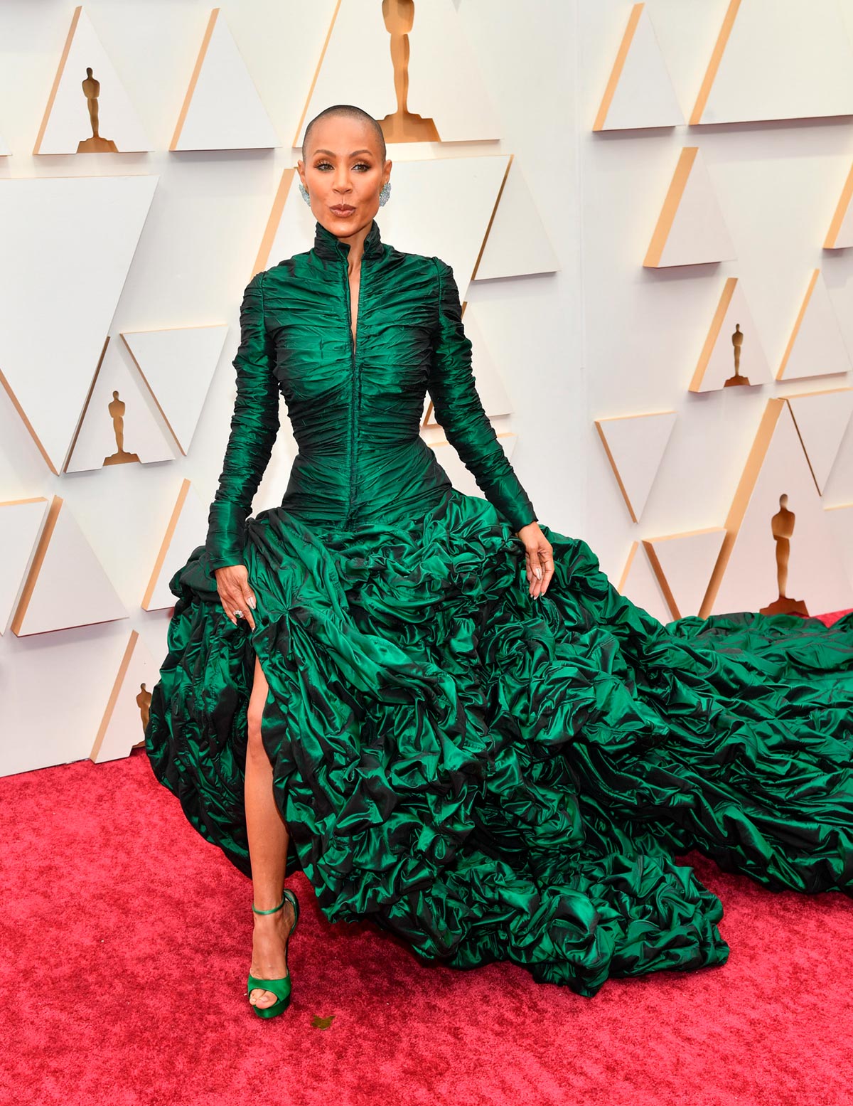 Jade Pinkett, con un vestido verde drapeado en la zona del cuerpo y con una voluminosa falda. 