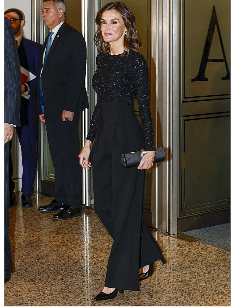 La Reina, de negro, con un estilismo sobrio muy elegante.