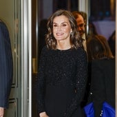 Melena ondulada y brillos: el look de la Reina en el concierto 'In Memoriam'