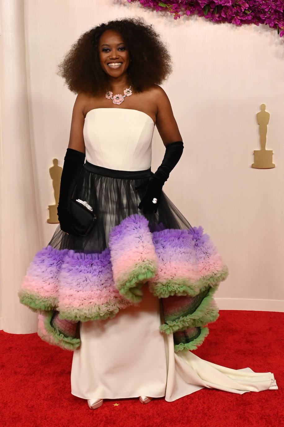 Erika ALexander llevó un peculiar diseño del americano Christian Siriano.