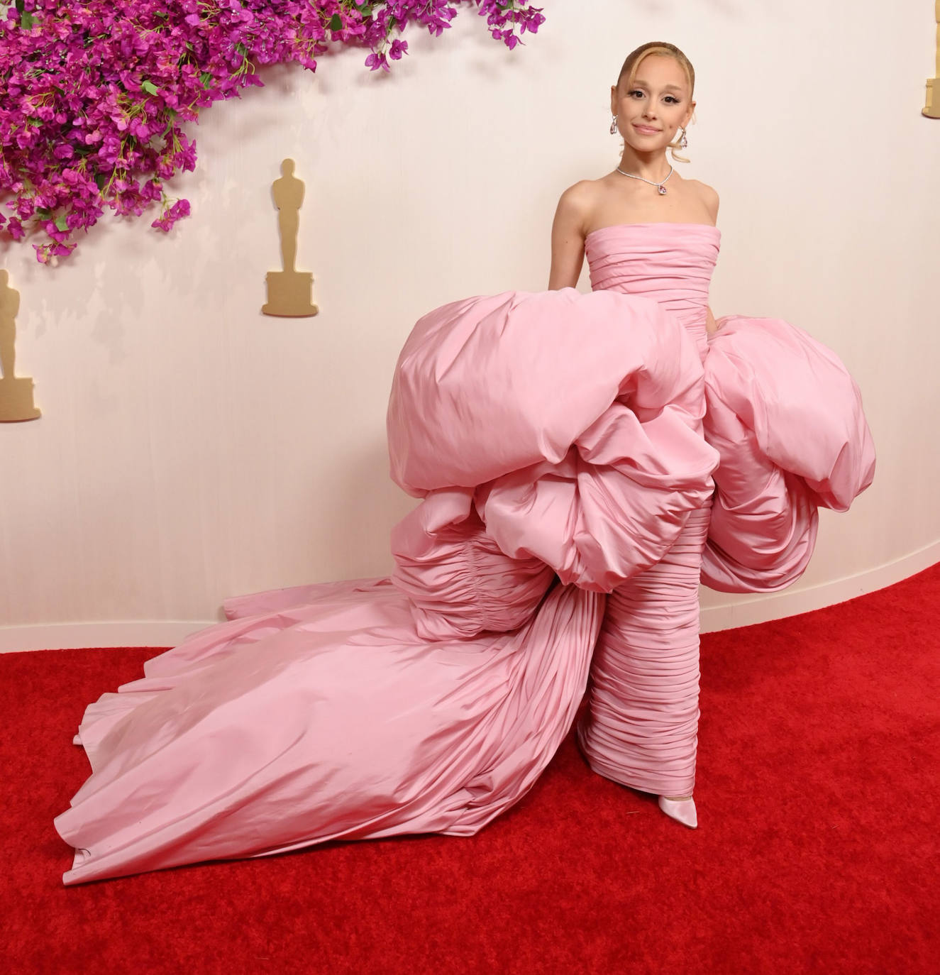 Ariana Grande buscó impactar con su look rosa Barbie para los Oscar y su pelo decolorado. El diseño es de Giambattista Valli.