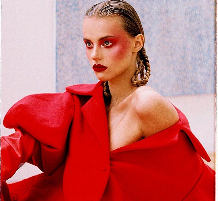 Aunque suele lucir maquillajes relajados, Krystyna también ha llevado looks beauty llamativos.