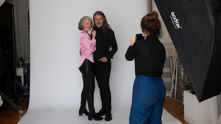 Sophie Lecat (56) y Sergi Puig (53) posando para una fotógrafa en un estudio de Barcelona