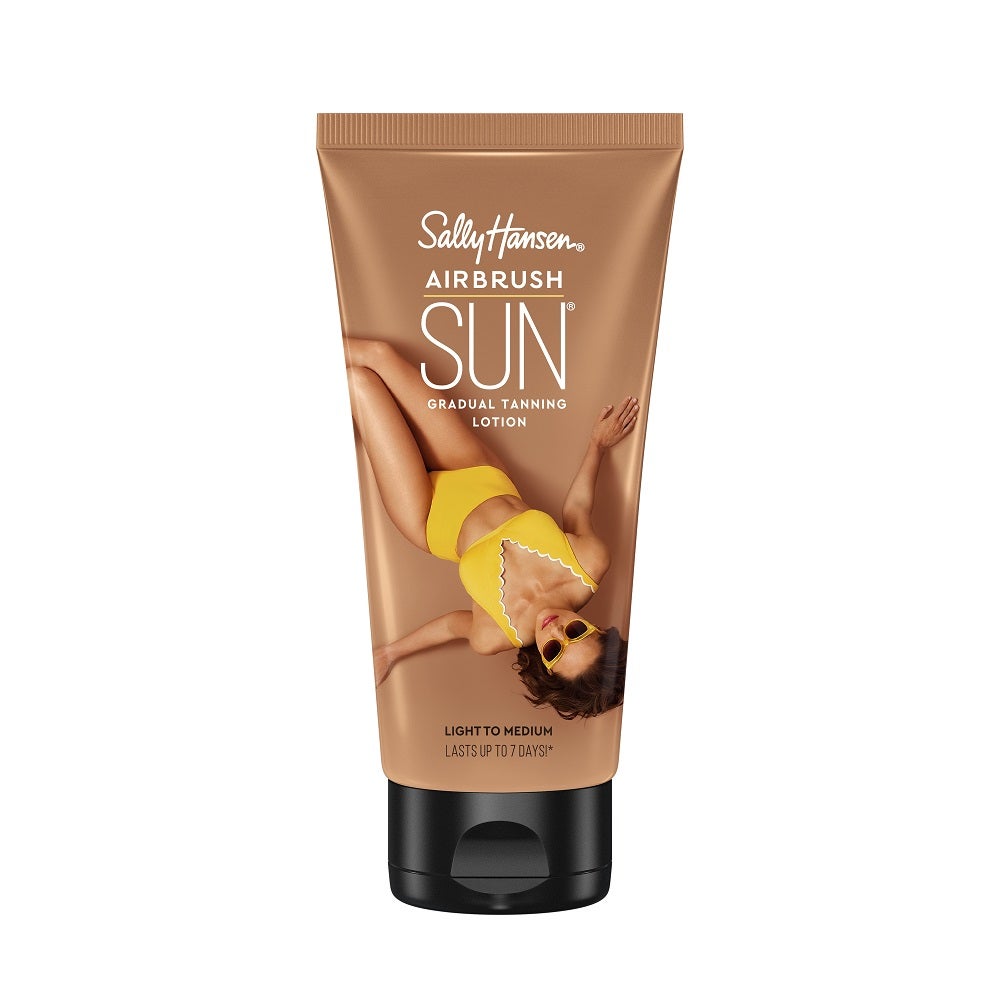 Gradual Tanning Lotion de Sally Hansen (12,99 euros). Una loción autobronceadora corporal que permite conseguir un moreno gradual y con efecto luminoso. Su textura es hidratante, no grasa y de secado rápido, y no transfiere, ni mancha. Sus resultados se ven desde la primera aplicación y duran hasta una semana. Tras aplicarla hay que masajear la piel en círculos para que penetre mejor.