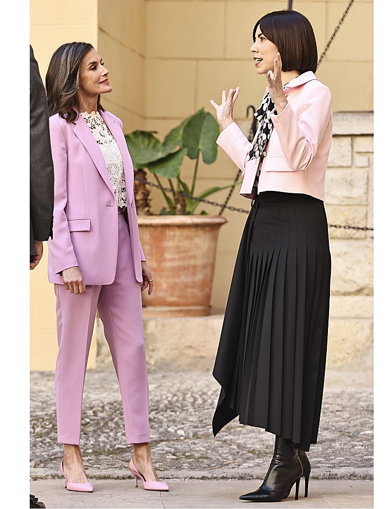 Doña Letizia, de rosa, junto a la ministra Diana Morant, también con chaqueta rosa.