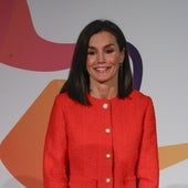 La curiosa historia que esconde la nueva chaqueta roja de la Reina