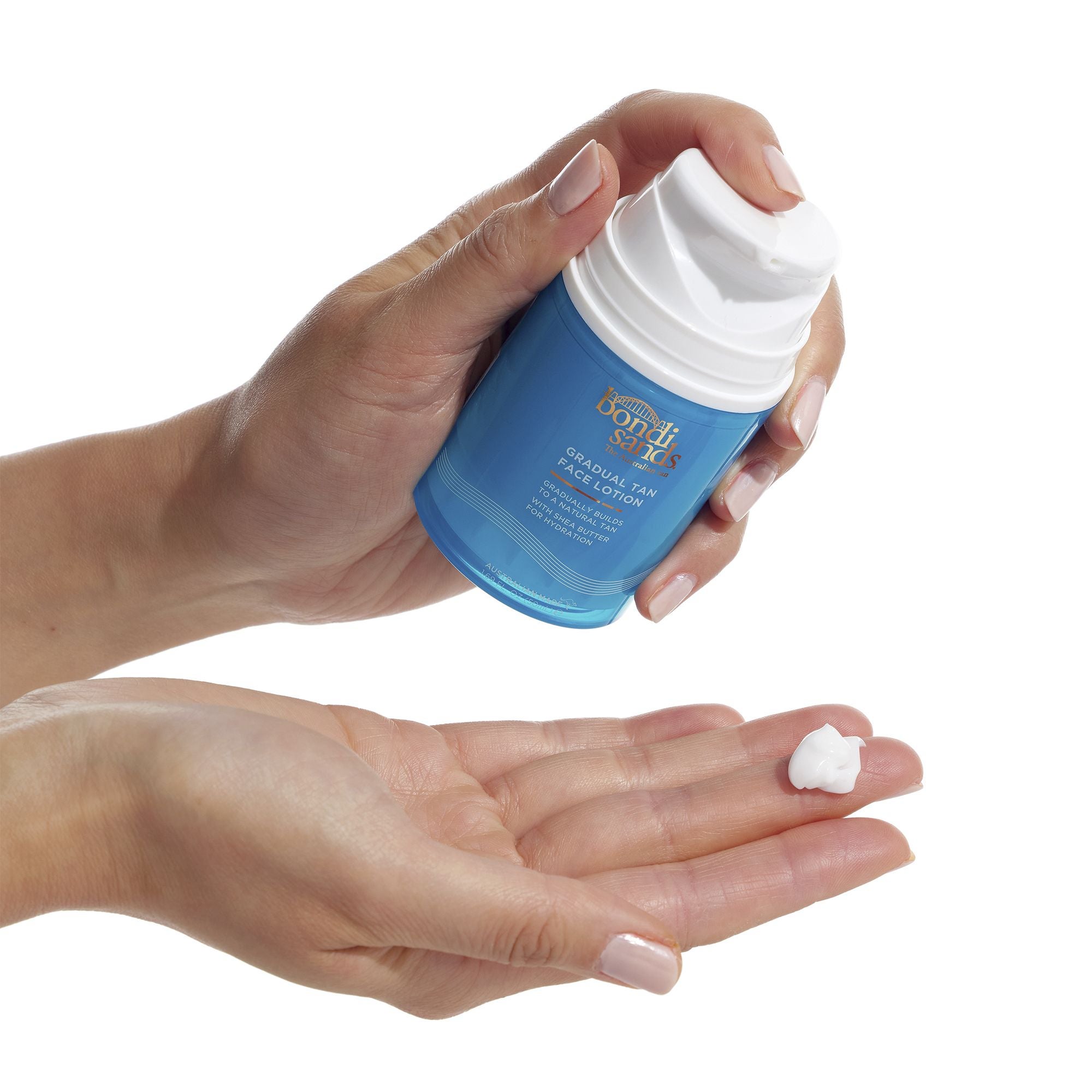 Loción Facial Bronceadora Gradual de Bondi Sands (14,99 euros). Nutre la piel profundamente gracias a la manteca de karité, a la vez que la broncea de forma gradual.    Esta loción ha sido dermatológicamente clasificada como no comedogénica, lo que significa que no obstruye tus poros. 