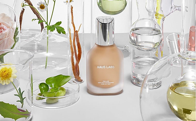 Imagen principal - Su base de maquillaje viral, sus coloretes y sus labiales ya se pueden adquirir en las tiendas y a través de su web. 