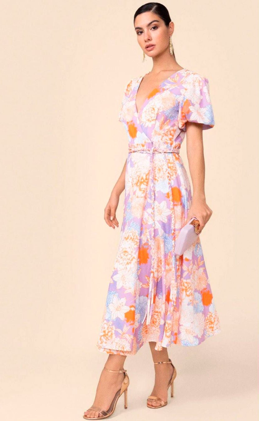 Vestido midi con falda plisada y manga corta. 137.70 euros en Bruna. 