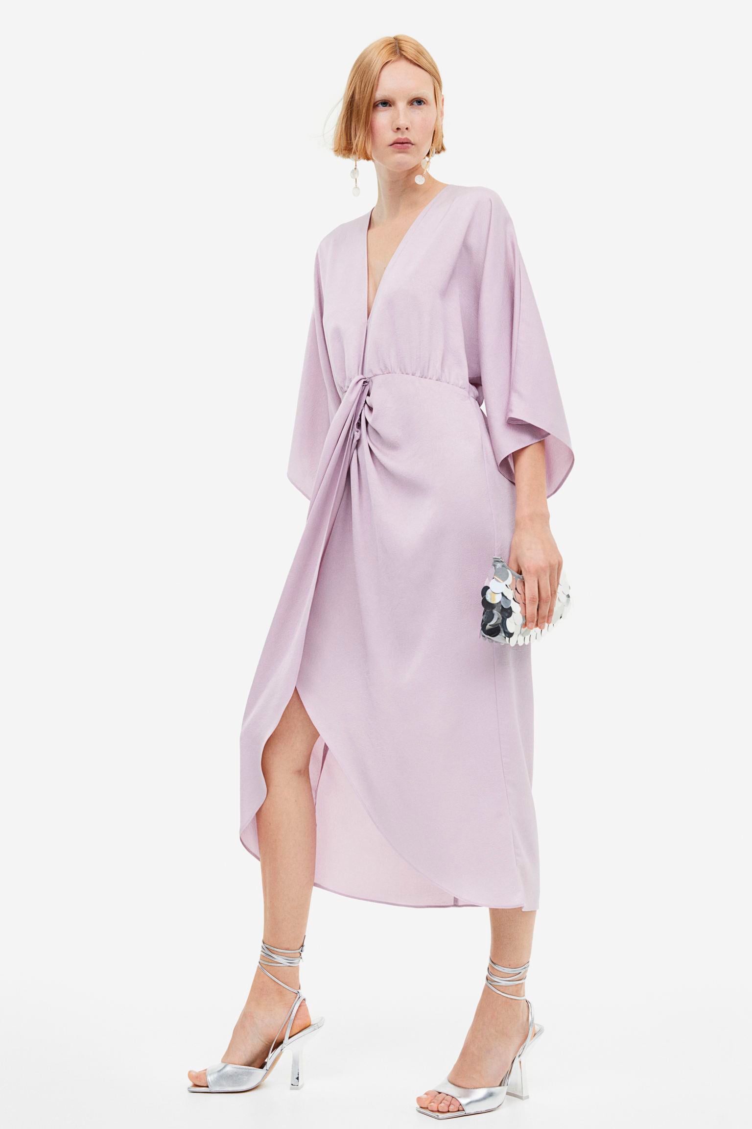 Vestido midi con mangas anchas y falda cruzada. 39.99 euros en H&M.