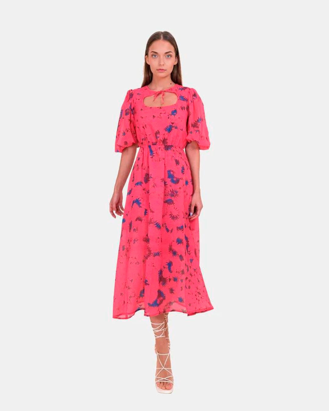 Vestido de gasa con mangas tres cuartos abullonadas y escote redondo con lazada. 67.99 euros en Laagam.