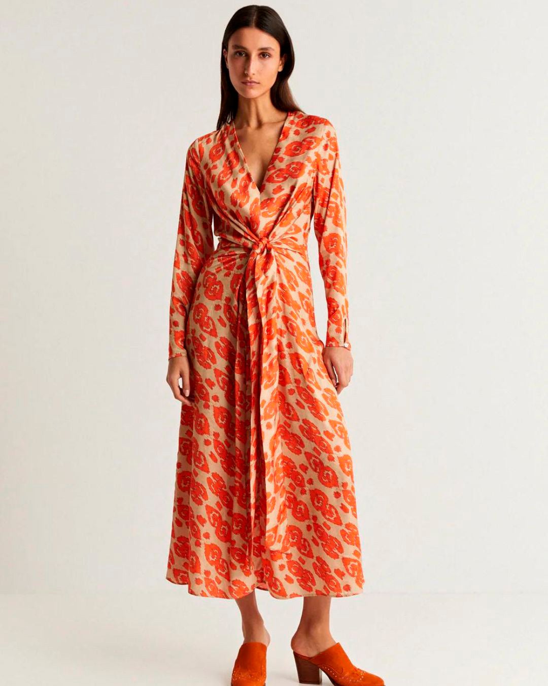 Vestido midi con print étnico y escote en pico de Scalpers. 109 euros.