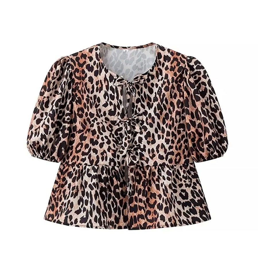 Blusa de manga corta decorada con lazos y estampado de leopardo. 2,77 euros en AliExpress. 