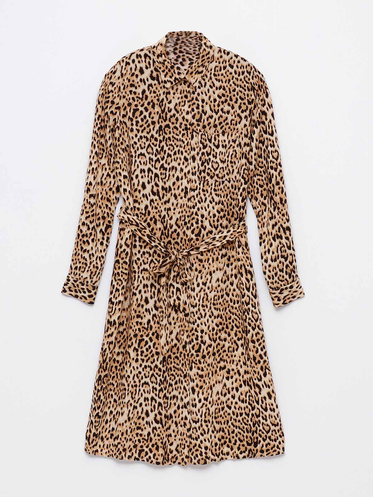 Vestido camisero midi con cinturón. 15.99 euros en Lefties. 