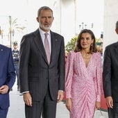 Los Reyes combinan sus looks: vestido de invitada y corbata en rosa