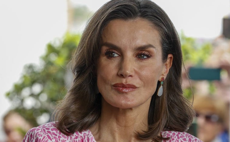 Imagen principal - Don Felipe con corbata en tonos rosas, a juego con el vestido de Doña Letizia.