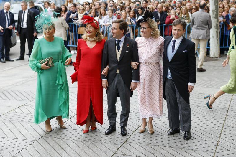 José Luis Martínez-Almeida junto a sus hermanos en su llegada a la iglesia. 