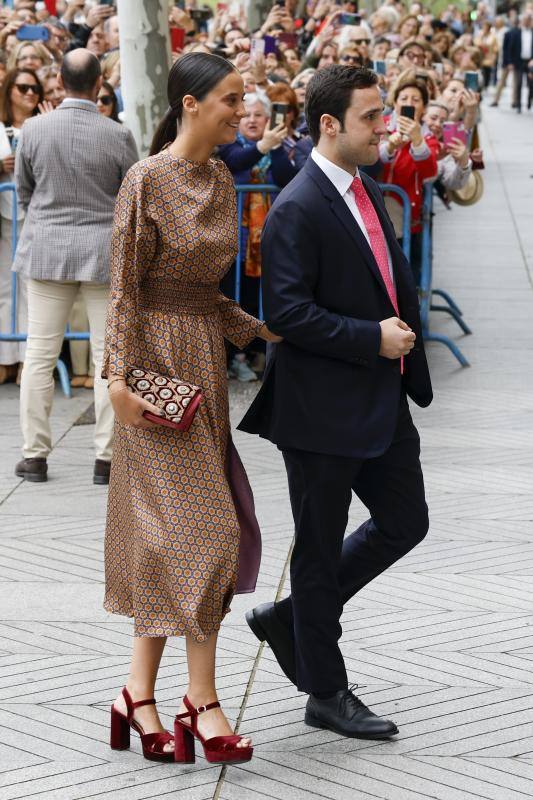 Victoria Federica ha apostado por el vestido estampado 'Tanzanita' de la firma Himba Collection, creada por los jóvenes 'influencers' Tomás Páramo y María García de Jaime y que se especializa en recuperar patrones antiguos como el de este look. Con un precio de 200 euros (rebajado), el diseño elegido por Victoria de Marichalar es de mangas largas, cintura ancha con fruncido de abejas, abertura lateral que deja asomar un forro interior en lila y gran escote en la espalda.