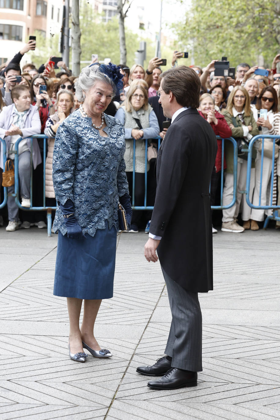 Ana de Borbón-Dos Sicilias a su llegada al enlace saludando al novio.