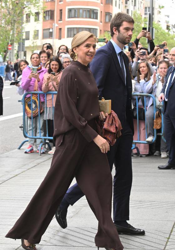 La Infanta Cristina se ha decantado por un conjunto en color marrón con pantalón y blusa con apliques joya. 