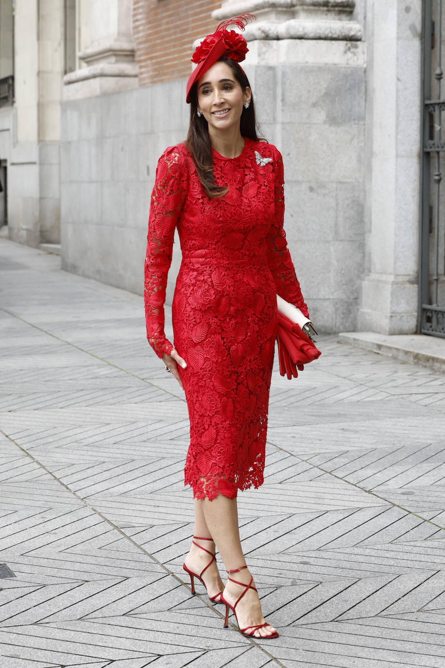 Otra invitada que apuesta por el color rojo en esta ocasión con vestido de encaje y manga larga; y tocado floral en el mismo color. 