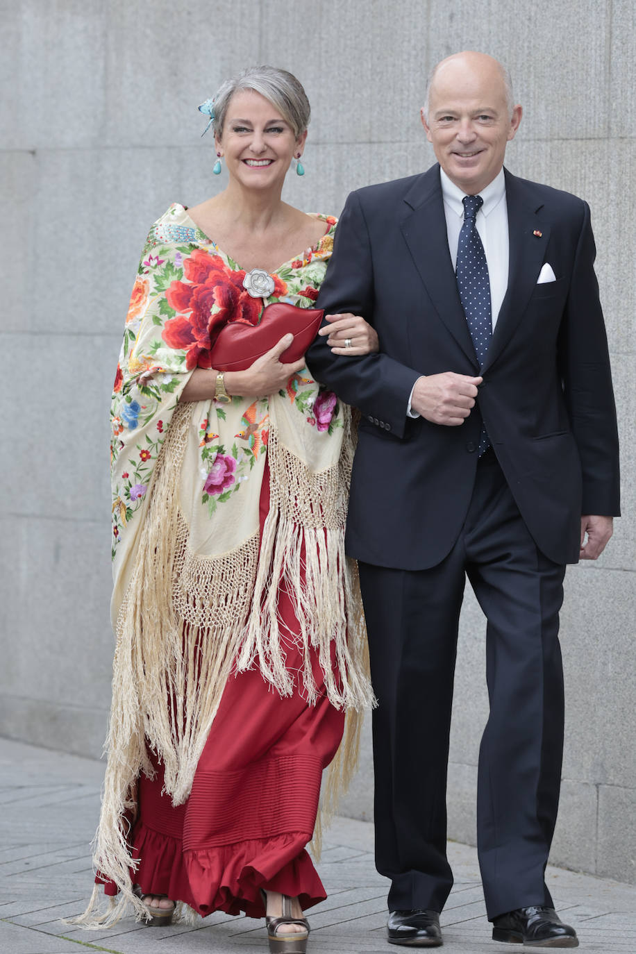 Amiga de la familia Urquijo, Carla Royo-Villanova escogió para la boda de Teresa un Josep Font vintage. Apostó por un favorecedor y colorido mantón de Manila para completar su look de invitada. Todo un acierto. En el pelo, las mariposas que la caracterizan. También llevó sandalias abiertas, un sobre rojo a juego con el vestido -del Piamonte, otra pieza vintage- y pendientes de turquesa de su colección particular.