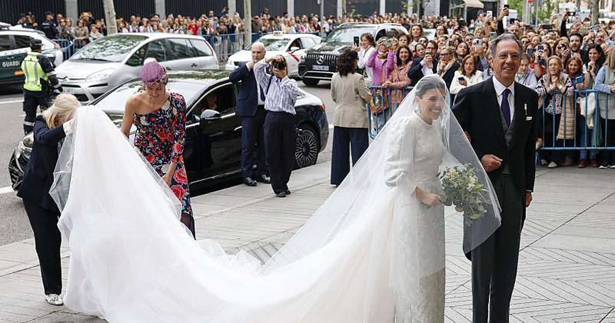 Así es el vestido de novia de Teresa Urquijo realizado con la tela del que  llevaron su madre y su abuela