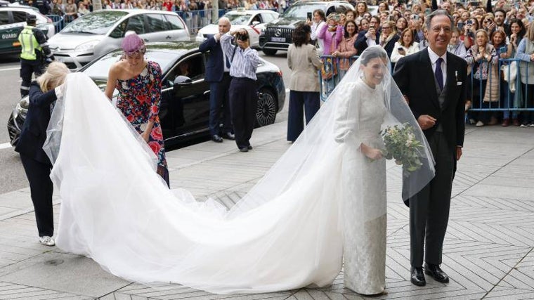 Asi es el vestido de novia de Teresa Urquijo realizado con la tela del que llevaron su madre y su abuela