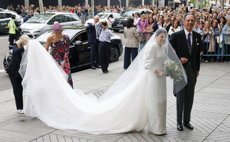 Imagen principal - Detalles del vestido de novia de Teresa Urquijo