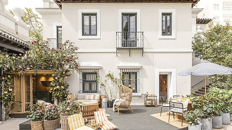 JYSK con Estudio Mo ambienta el área exterior de la entrada del palacete