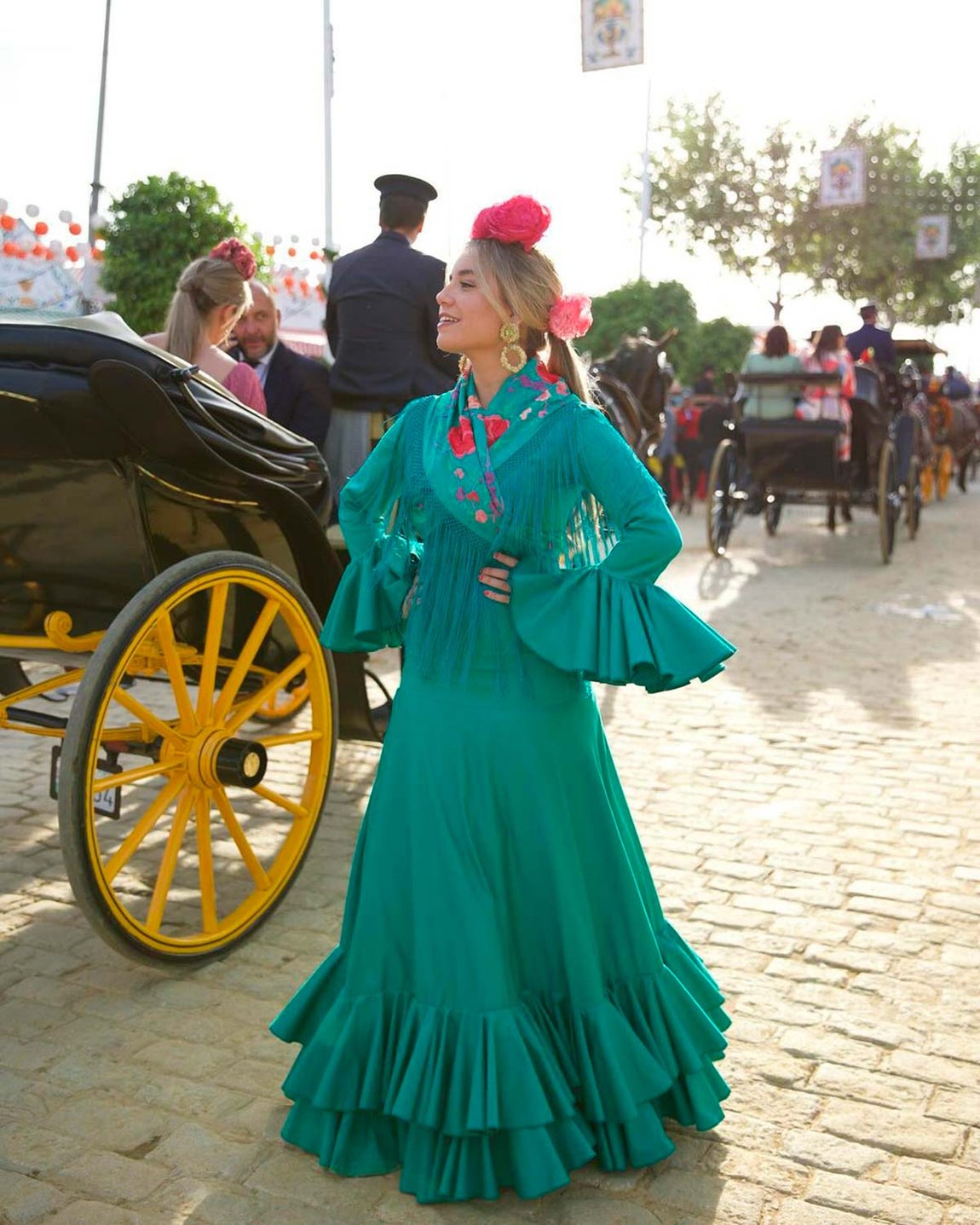 Isa Ramos, con un vestido de Errepé en color verde a juego con el mantón. 