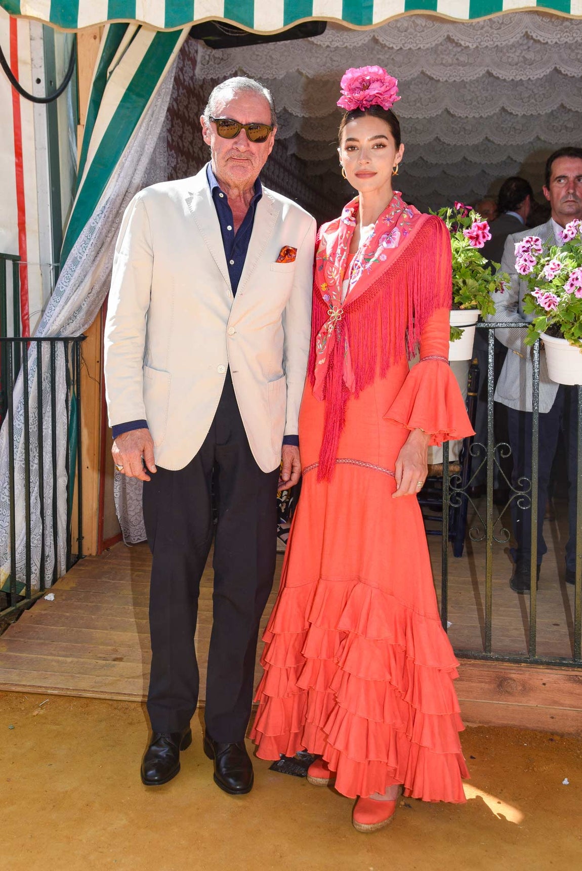 Roció Crusset apostó por un traje anaranjado de Romero y Linares con mantón y cuñas del mismo tono. En el pelo, una flor rosa. 