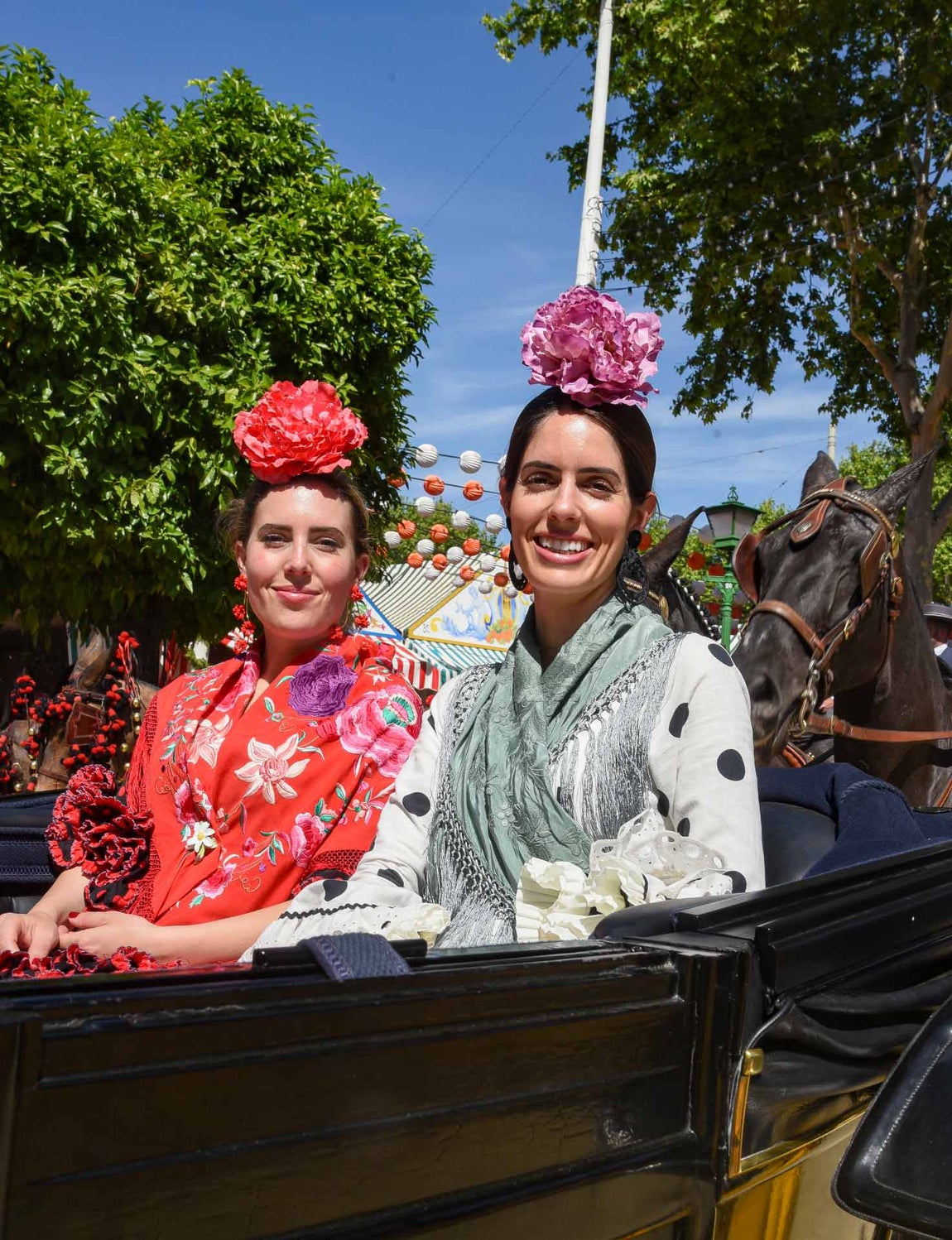Sofía Palazuelo combinó un vestido blanco de lunares negros con un mantón verde azulado y una flor rosa en el pelo. 
