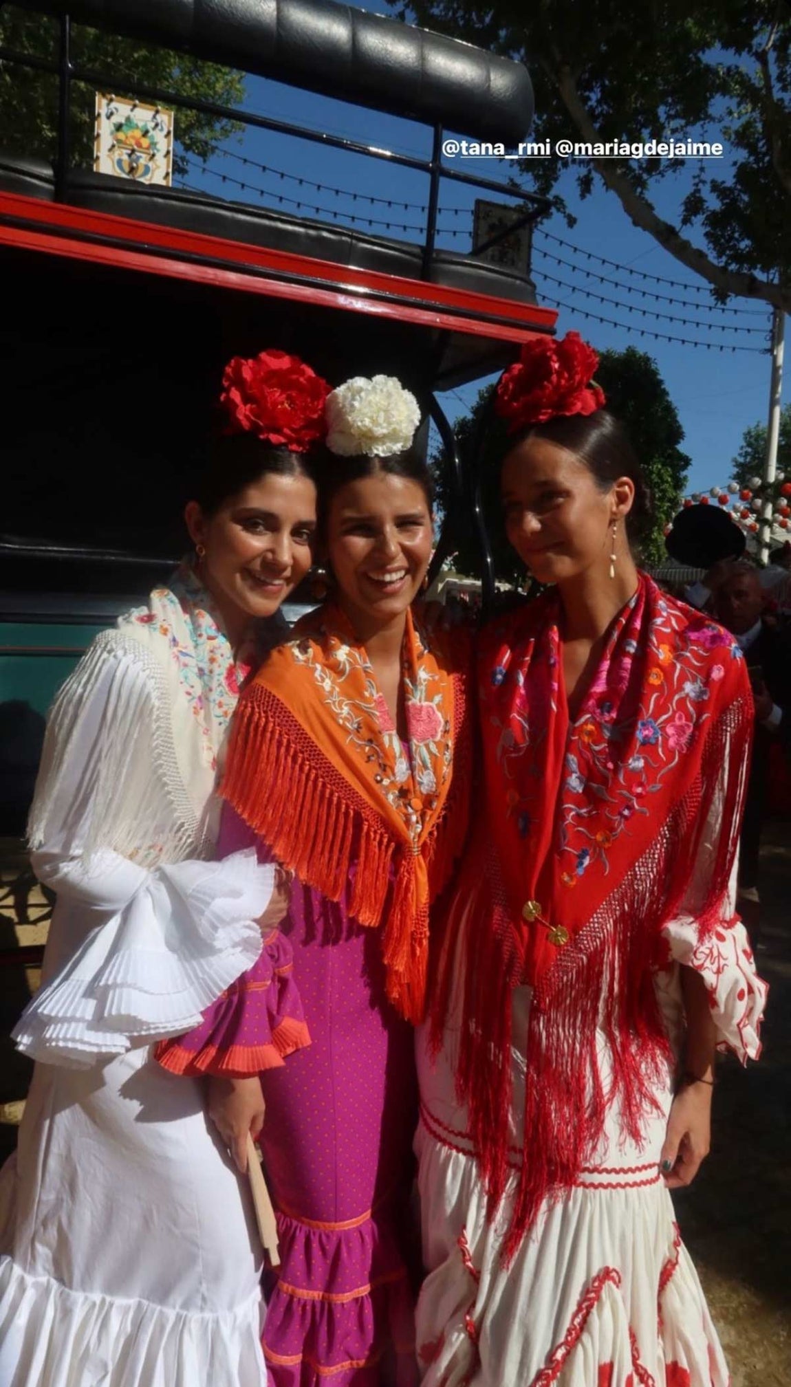 Victoria Federica apostó por un diseño blanco con detalles en rojo al igual que su mantón y su flor. María García de Jaime, por su parte, llevó un traje de flamenca blanco con un mantón del mismo tono y una flor roja. 