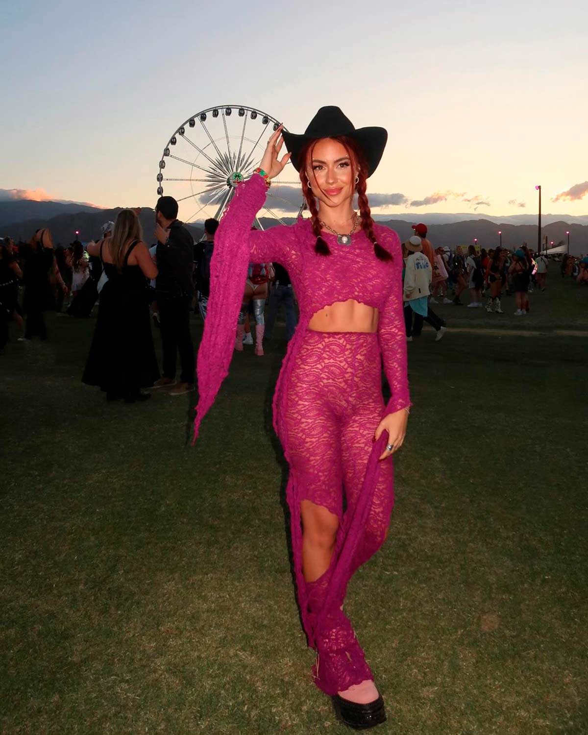 Abril Cols se decantó por un conjunto calado en color rosa de  Alineo Studio que combinó con botas de New Rock, sombrero de Raceu Hats y joyas de UNOde50.