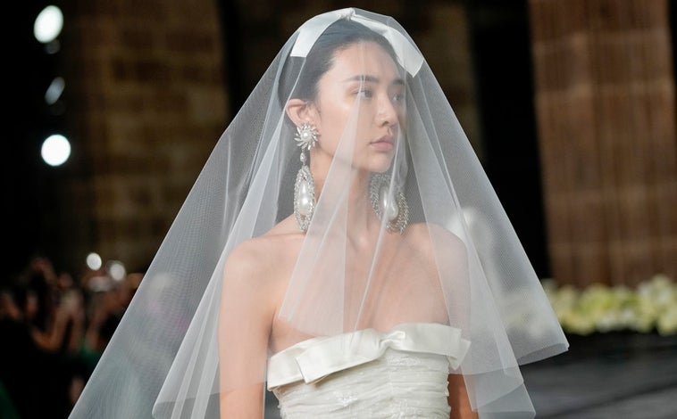 Imagen principal - Arriba, el desfile de Giambattista Valli en Barcelona. Abajo, el de Pronovias. 