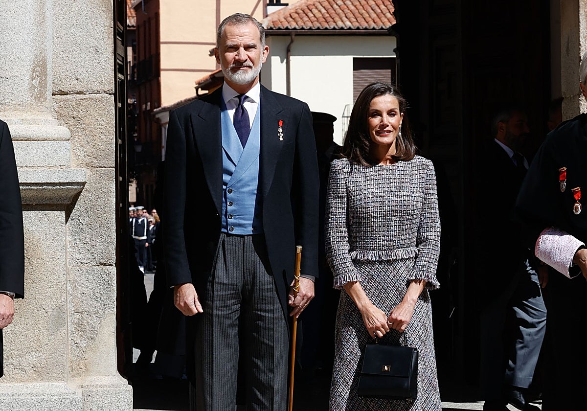 Los Reyes en Alcalá de Henares, donde entregaron el Premio Cervantes a Luis Mateo Díez.