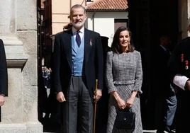 Vestido de tweed y perlas: la Reina Letizia elige un look 'lady' para la entrega del Premio Cervantes