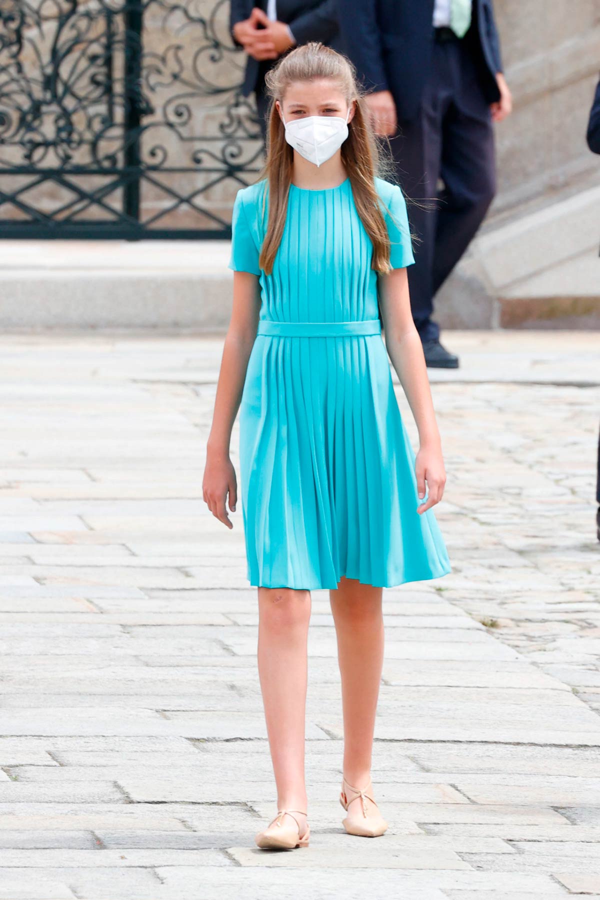 En Santiago de Compostela, la Infanta Sofía lució un vestido corto en color azul con plisado. 